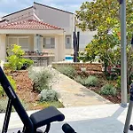 펜션 Primosten-dolac With Outdoor Pool *