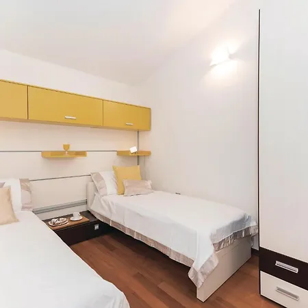 Primosten-dolac With Outdoor Pool Dolac