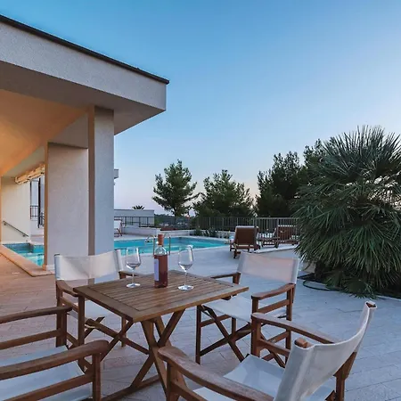 Casa de Férias Primosten-dolac With Outdoor Pool