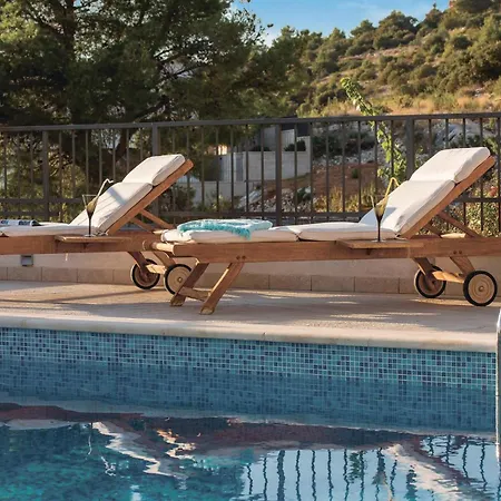 Primosten-dolac With Outdoor Pool Feriehus Dolac