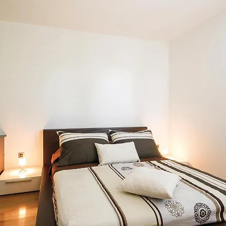 Primosten-dolac With Outdoor Pool Casa de Férias Dolac